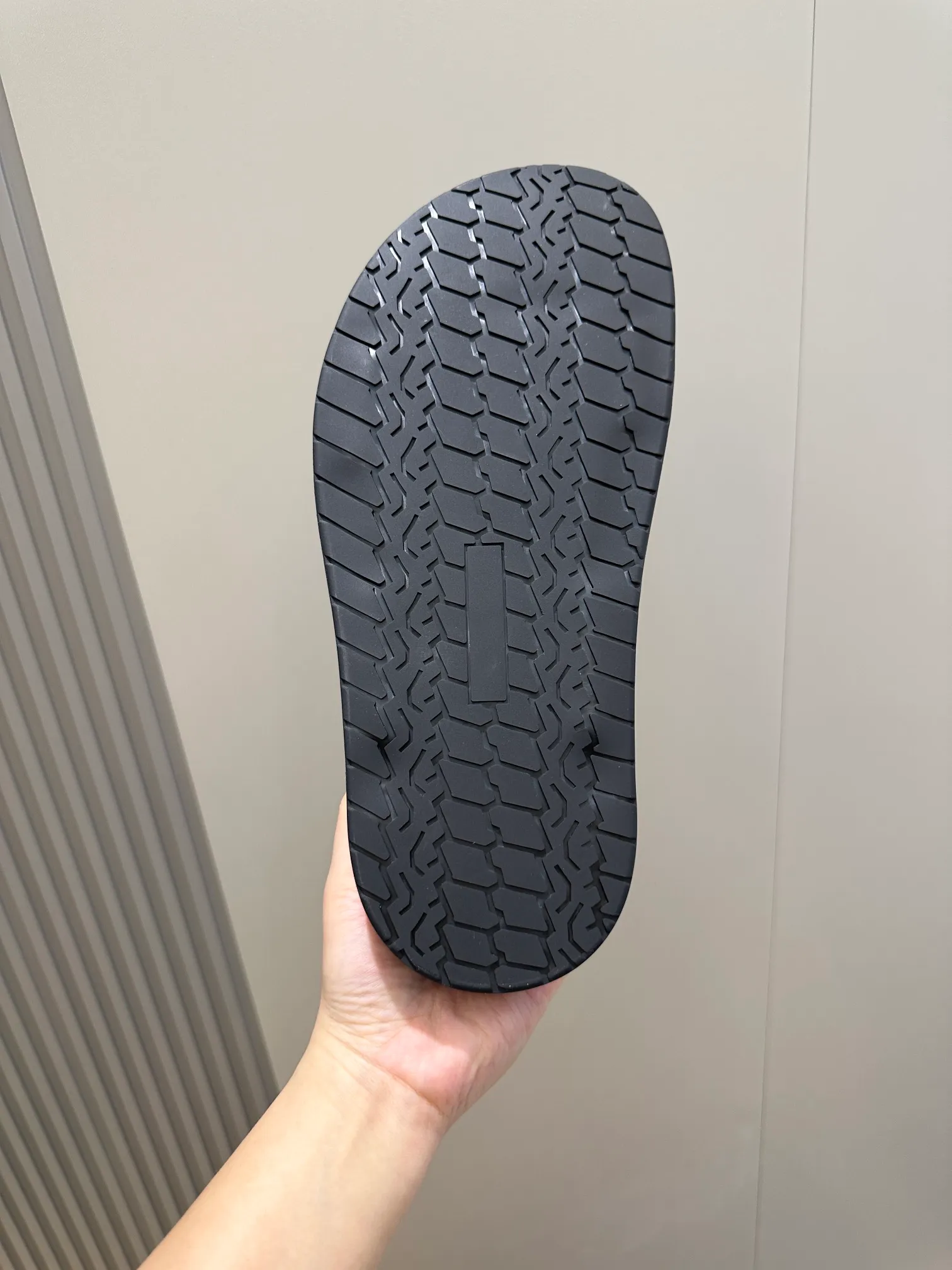 Factory price: 360💰BV hand-woven men's slippers and sandals - suitable for walking. It still emphasizes minimalism and practical wearability, but is full of vivid artistry. Super classic, luxurious and comfortable, imported cowhide + cowhide lining + lightweight outsole Size: 39-44 (customized at 38.45)